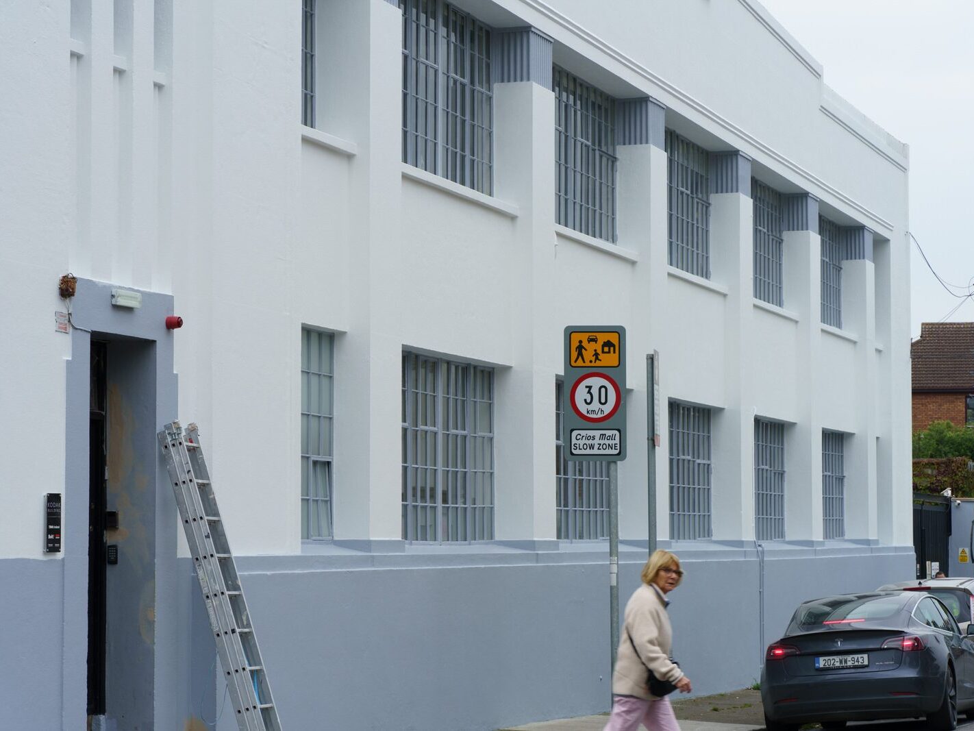 MEN AT WORK REPAINTING THE KODAK BUILDING [21 SEPTEMBER 2024]-241003-1