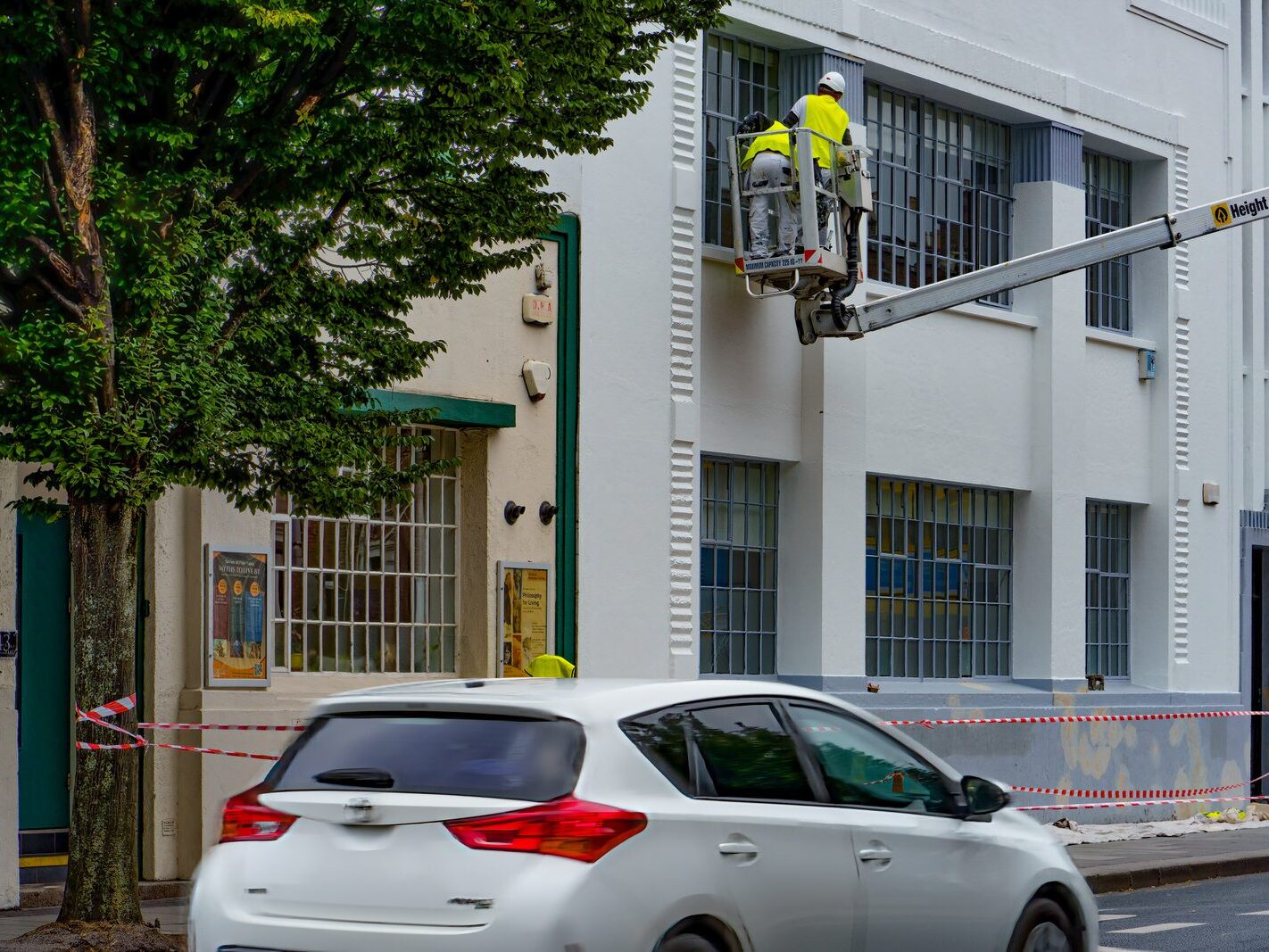 MEN AT WORK REPAINTING THE KODAK BUILDING [21 SEPTEMBER 2024]-241016-1