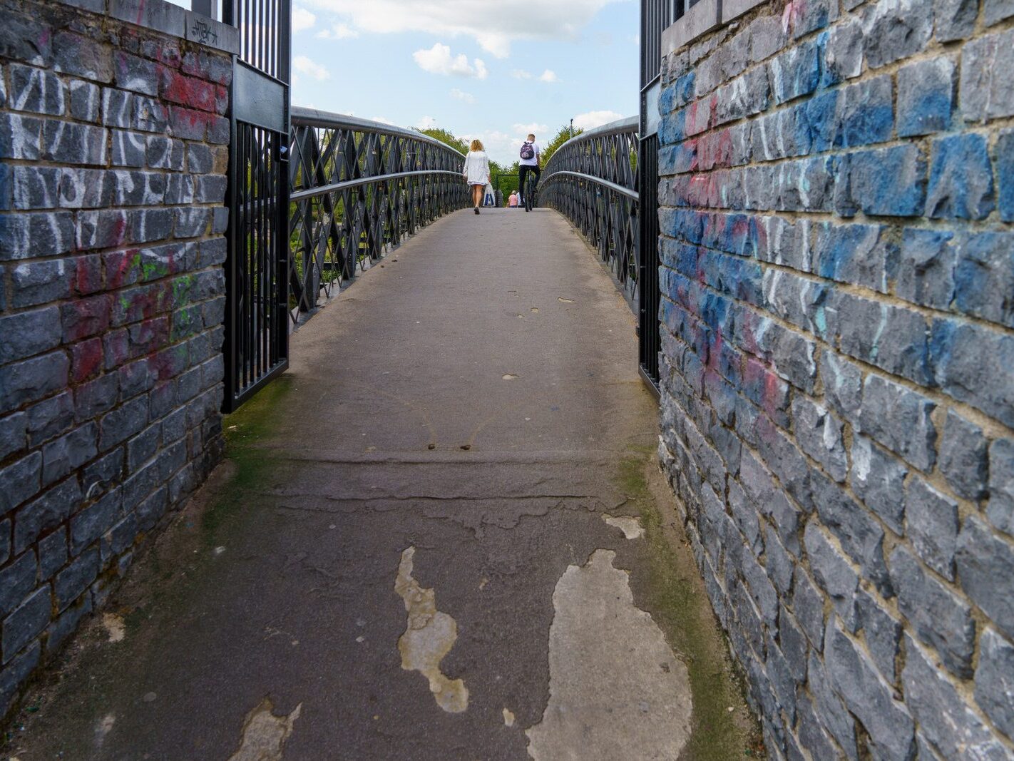 THE MILLENNIUM BRIDGE IN CARLOW [A MODERN LINK ACROSS THE BARROW]-239519-1