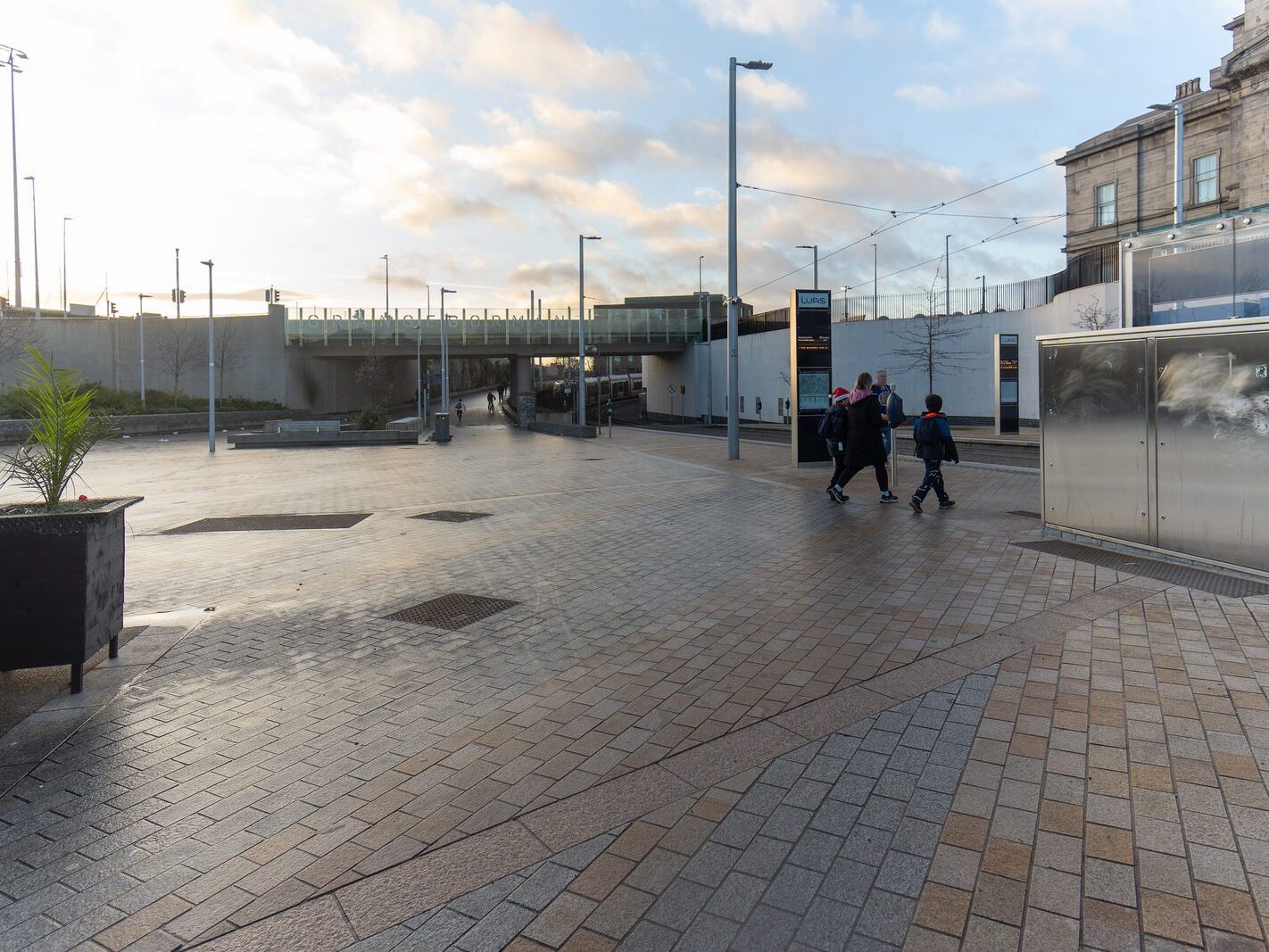 BROADSTONE LUAS TRAM STOP [BROADSTONE PLAZA INCLUDING THE BUA COFFEE KIOSK]-245520-1