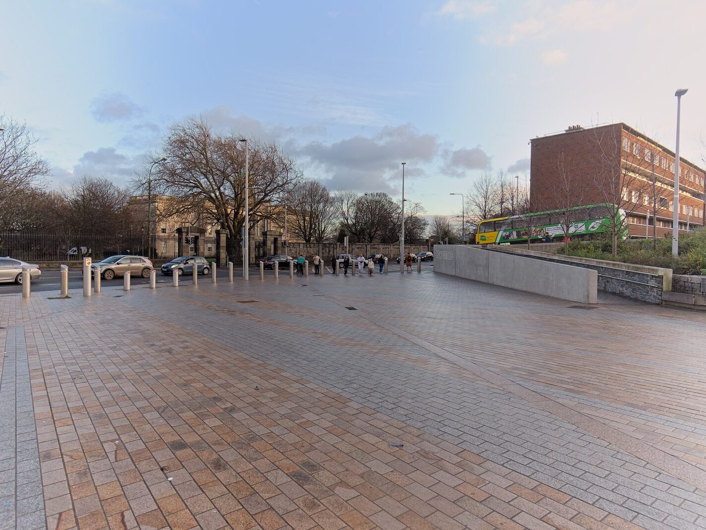 BROADSTONE LUAS TRAM STOP [BROADSTONE PLAZA INCLUDING THE BUA COFFEE KIOSK]-245525-1