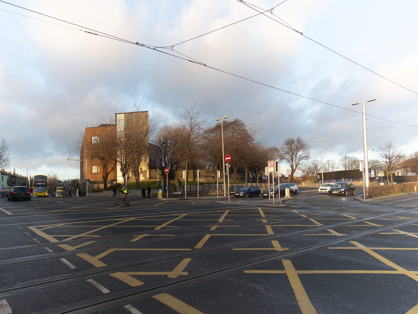 BROADSTONE LUAS TRAM STOP [BROADSTONE PLAZA INCLUDING THE BUA COFFEE KIOSK]-245532-1