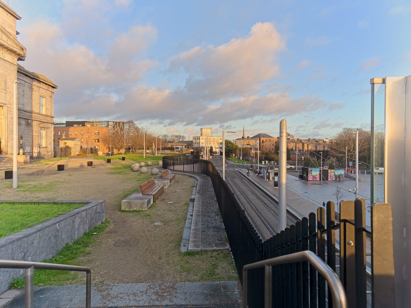 BROADSTONE LUAS TRAM STOP [BROADSTONE PLAZA INCLUDING THE BUA COFFEE KIOSK]-245546-1