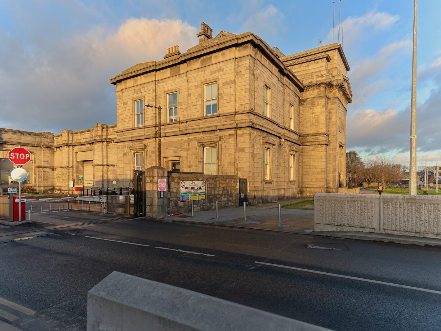 BROADSTONE LUAS TRAM STOP [BROADSTONE PLAZA INCLUDING THE BUA COFFEE KIOSK]-245547-1