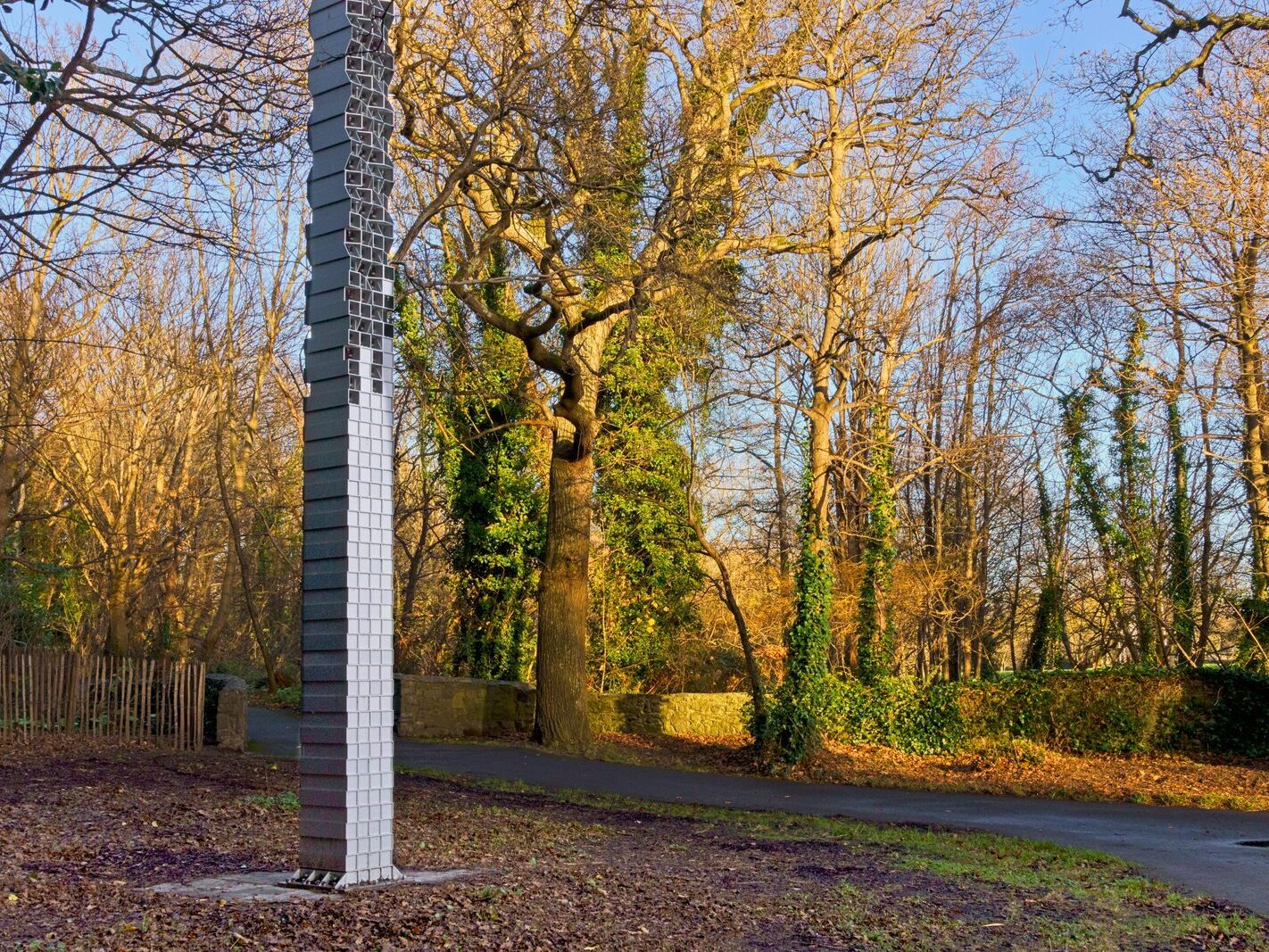 BUSHY BY CORBAN WALKER [AN INTERESTING SCULPTURE AT BUSHY PARK]-245617-1