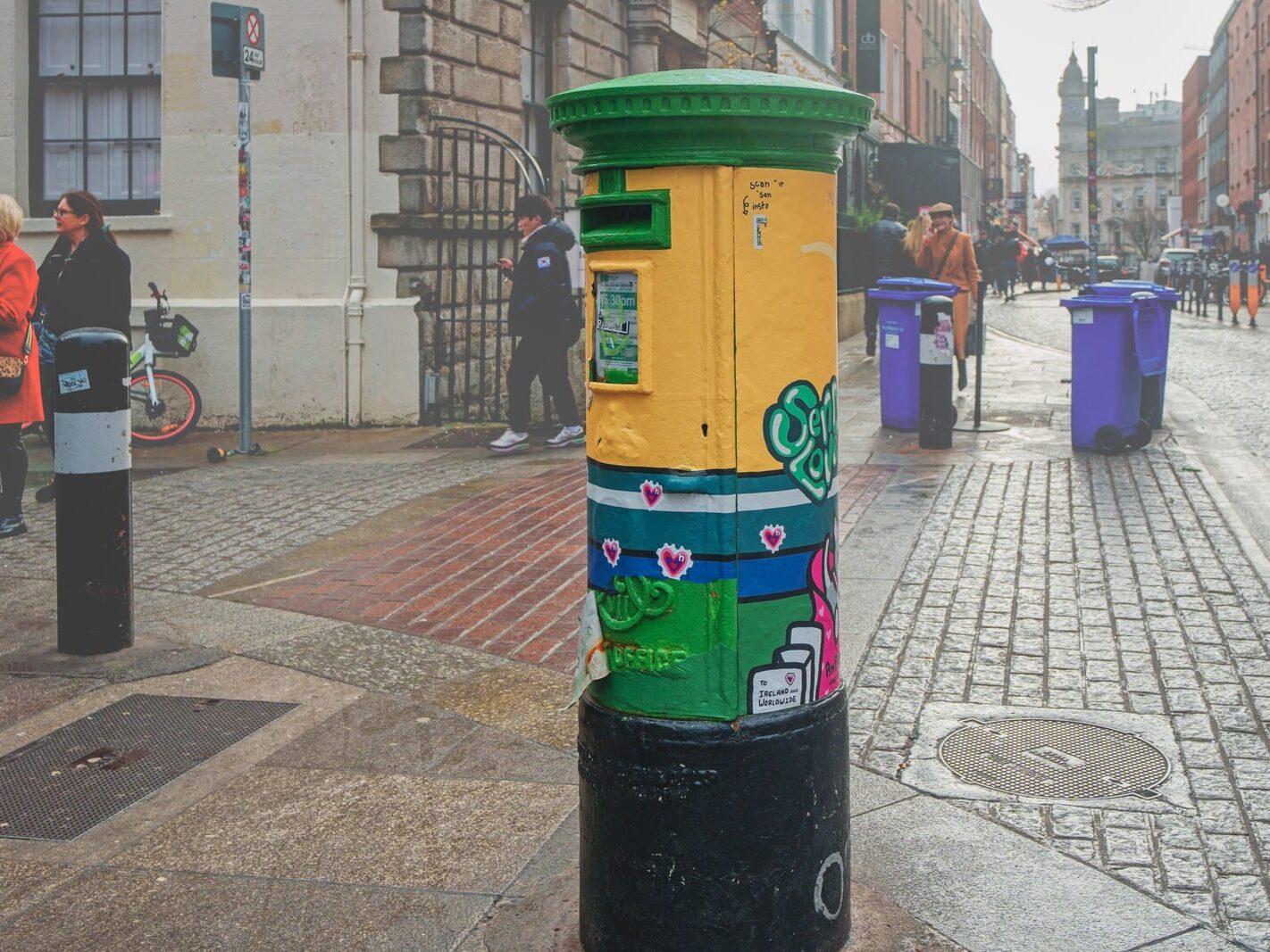 DO YOU STILL SEND CHRISTMAS CARDS [A LOOK AT THE POSTBOX CAMPAIGN BY AN POST]-245901-1