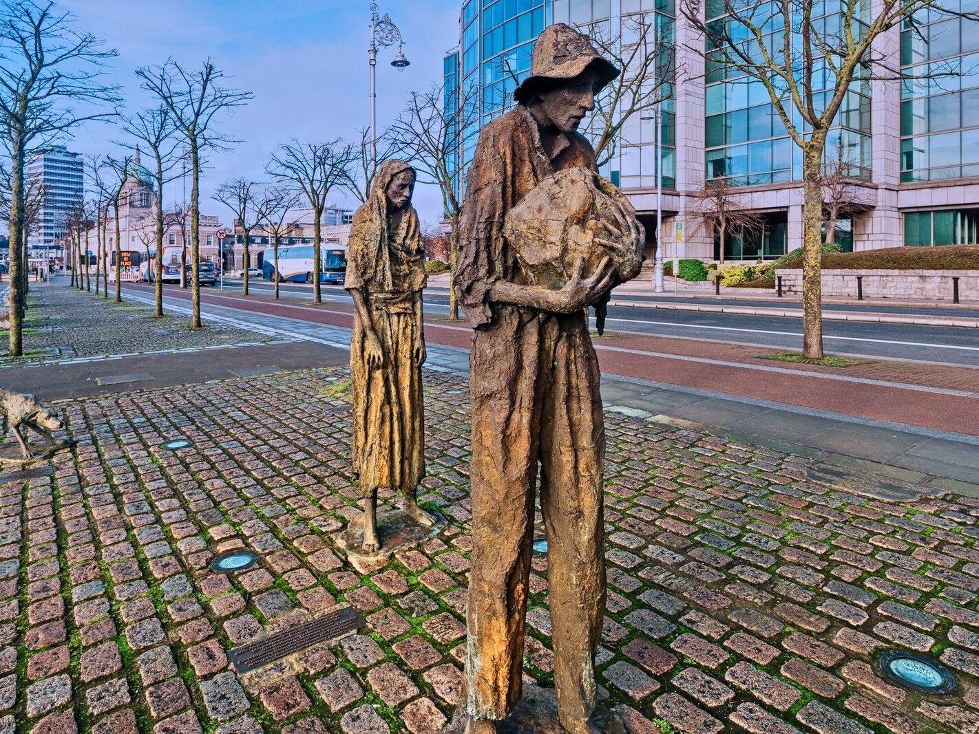 THE FAMINE MEMORIAL AT CUSTOM HOUSE QUAY [CHRISTMAS 2024]-245829-1