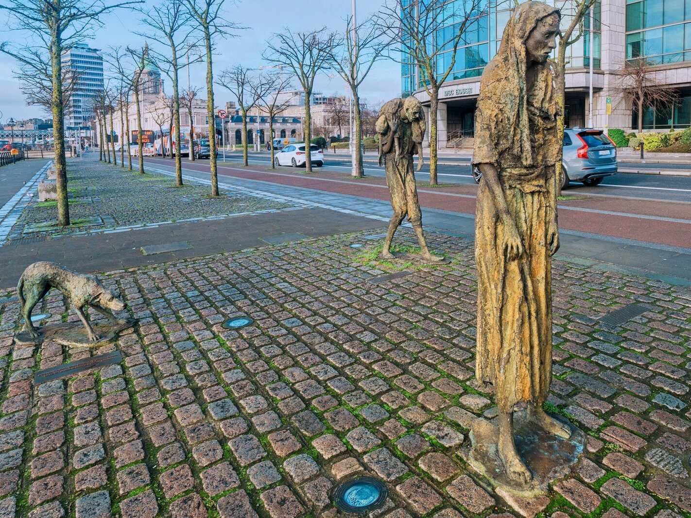 THE FAMINE MEMORIAL AT CUSTOM HOUSE QUAY [CHRISTMAS 2024]-245830-1