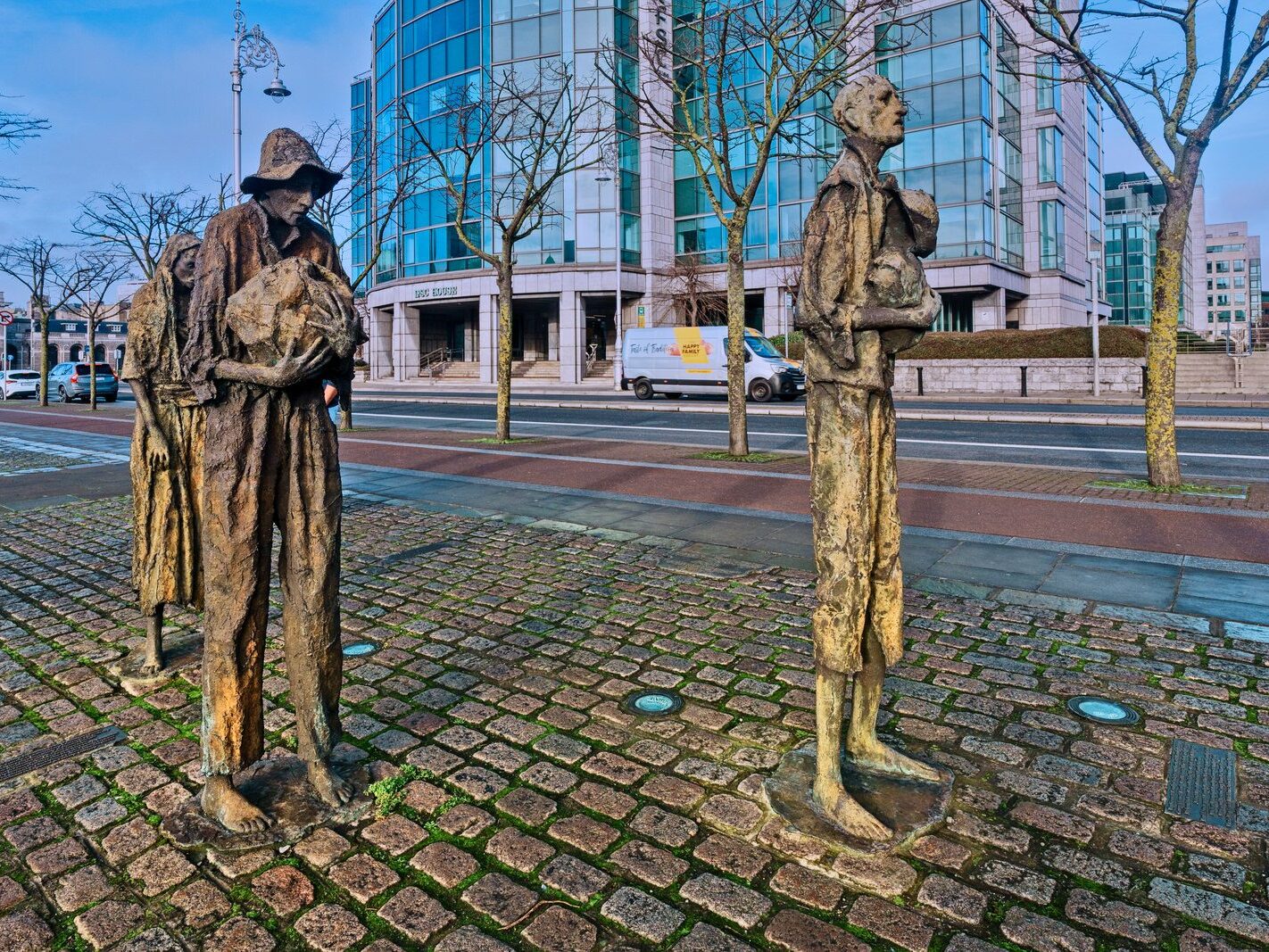 THE FAMINE MEMORIAL AT CUSTOM HOUSE QUAY [CHRISTMAS 2024]-245831-1