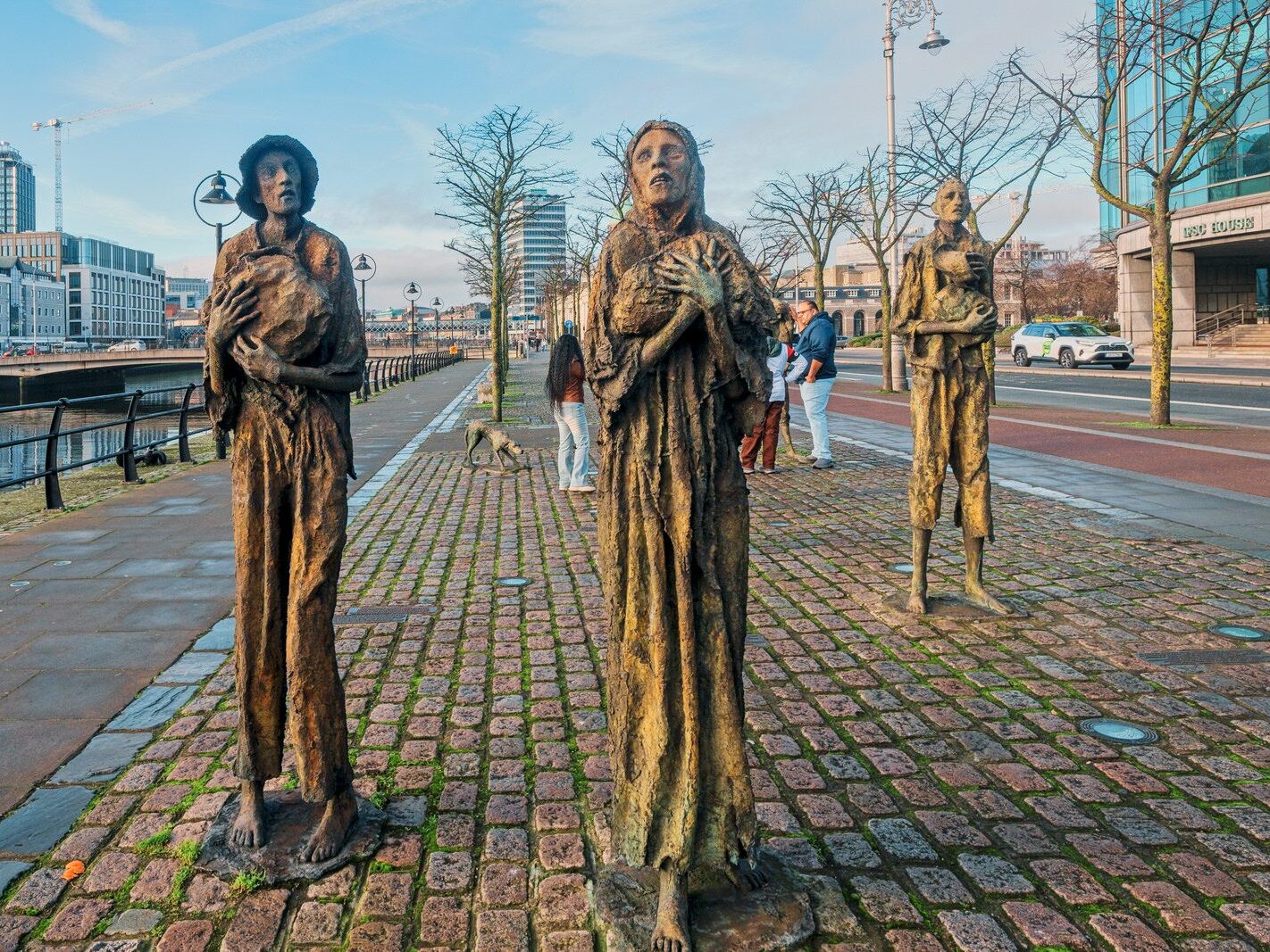 THE FAMINE MEMORIAL AT CUSTOM HOUSE QUAY [CHRISTMAS 2024]-245832-1