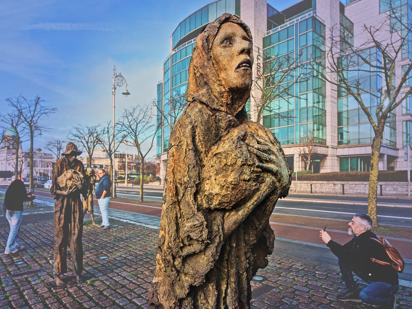 THE FAMINE MEMORIAL AT CUSTOM HOUSE QUAY [CHRISTMAS 2024]-245833-1