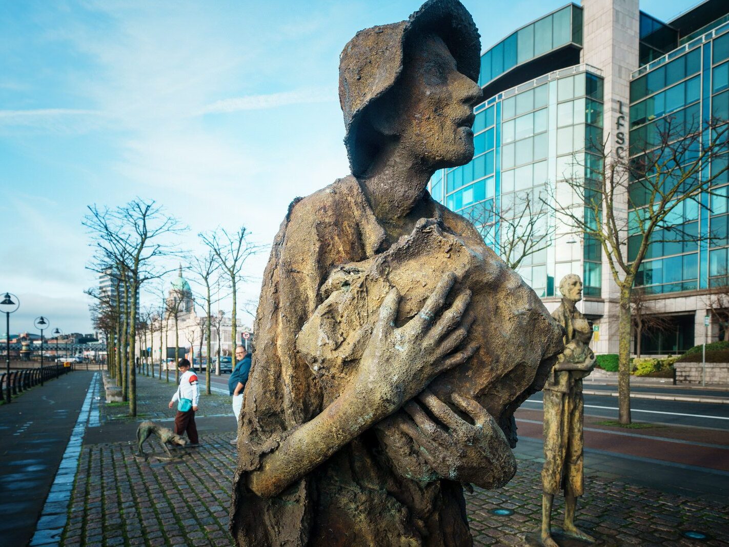 THE FAMINE MEMORIAL AT CUSTOM HOUSE QUAY [CHRISTMAS 2024]-245834-1