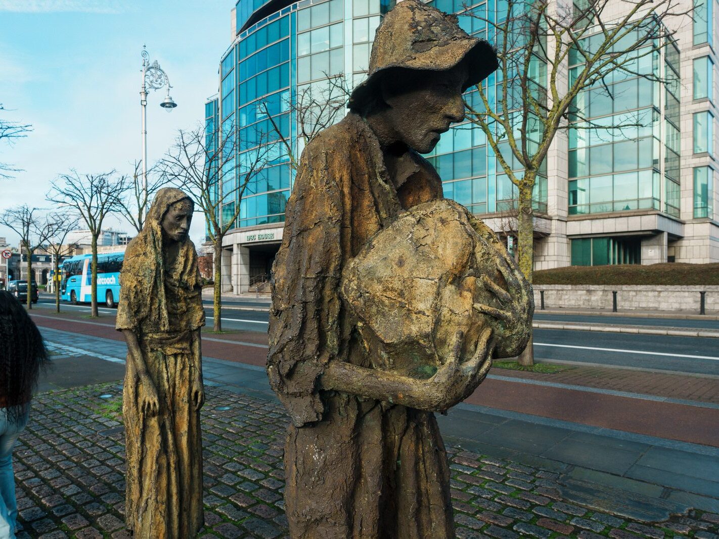 THE FAMINE MEMORIAL AT CUSTOM HOUSE QUAY [CHRISTMAS 2024]-245835-1