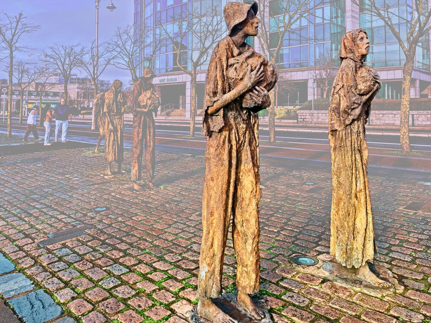 THE FAMINE MEMORIAL AT CUSTOM HOUSE QUAY [CHRISTMAS 2024]-245836-1