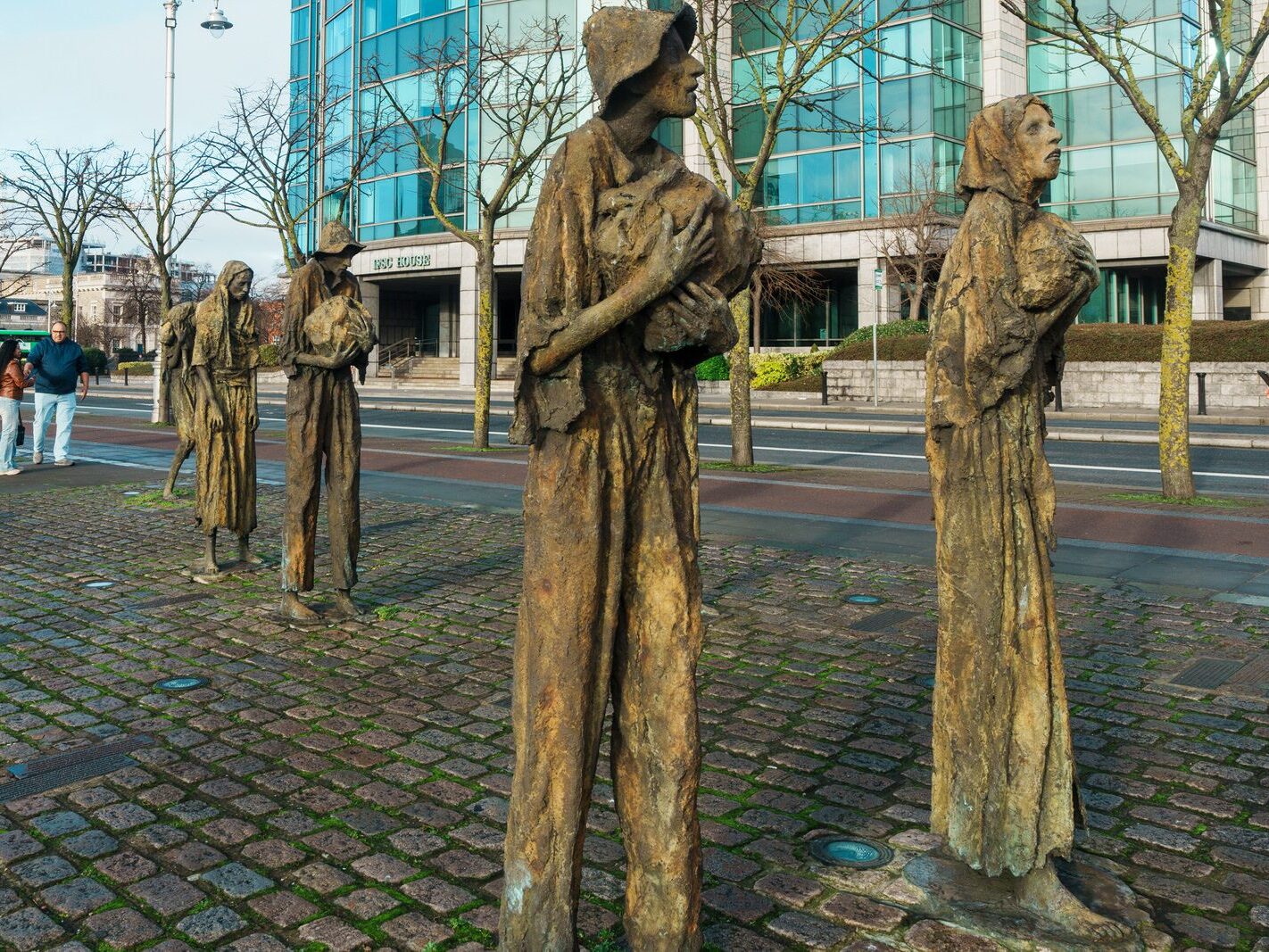 THE FAMINE MEMORIAL AT CUSTOM HOUSE QUAY [CHRISTMAS 2024]-245837-1