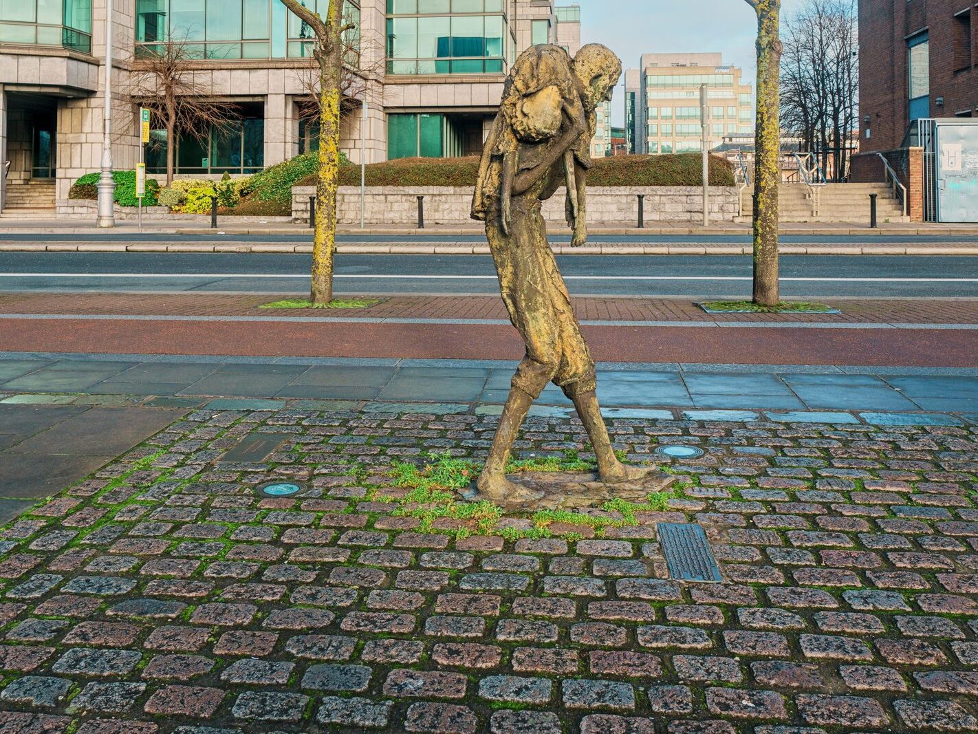 THE FAMINE MEMORIAL AT CUSTOM HOUSE QUAY [CHRISTMAS 2024]-245841-1