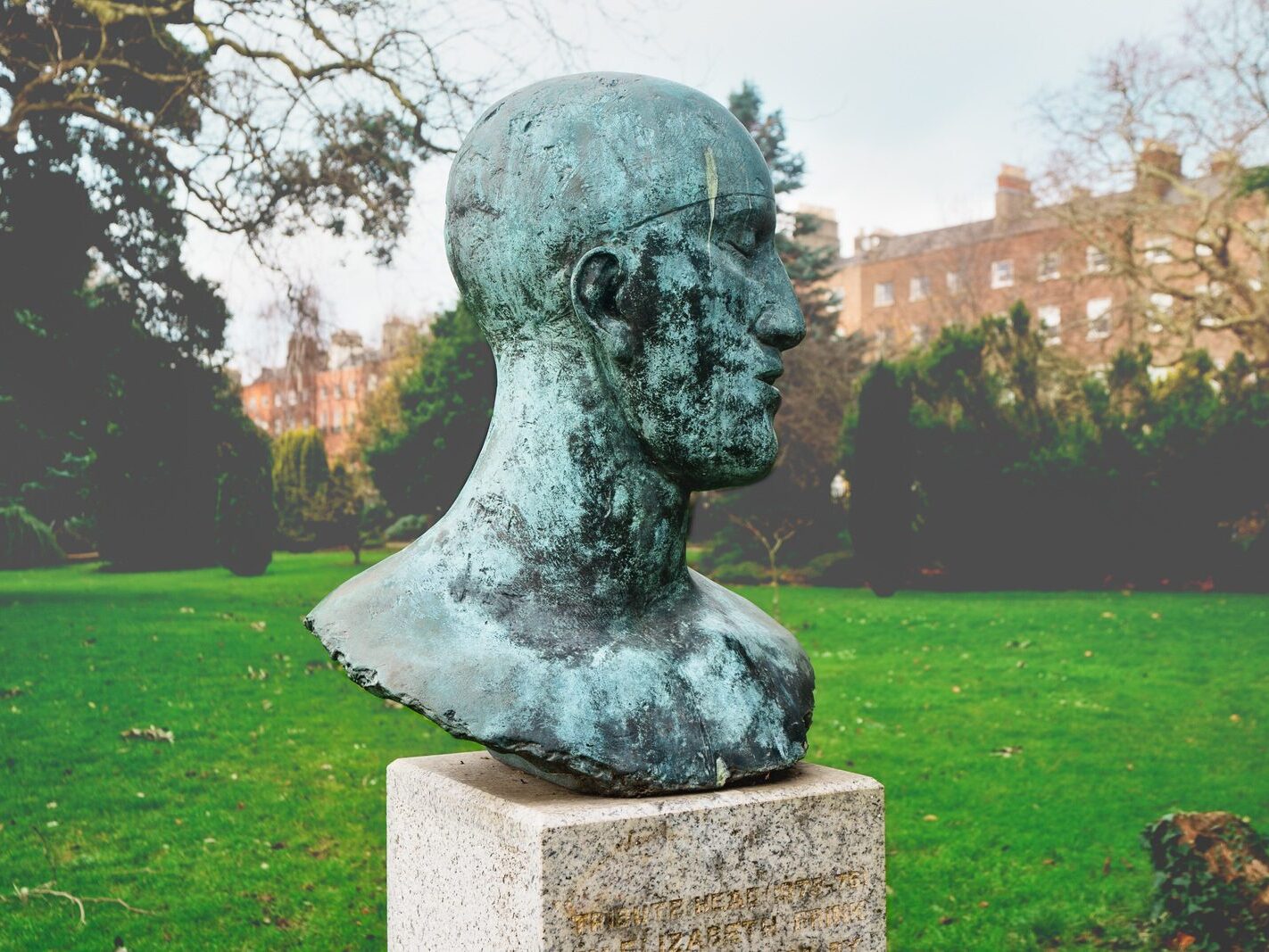 THE TRIBUTE HEAD BY DAME ELISABETH FRINK PHOTOGRAPHED CHRISTMAS DAY 2024 [A TRIBUTE TO NELSON MANDELA]-245742-1