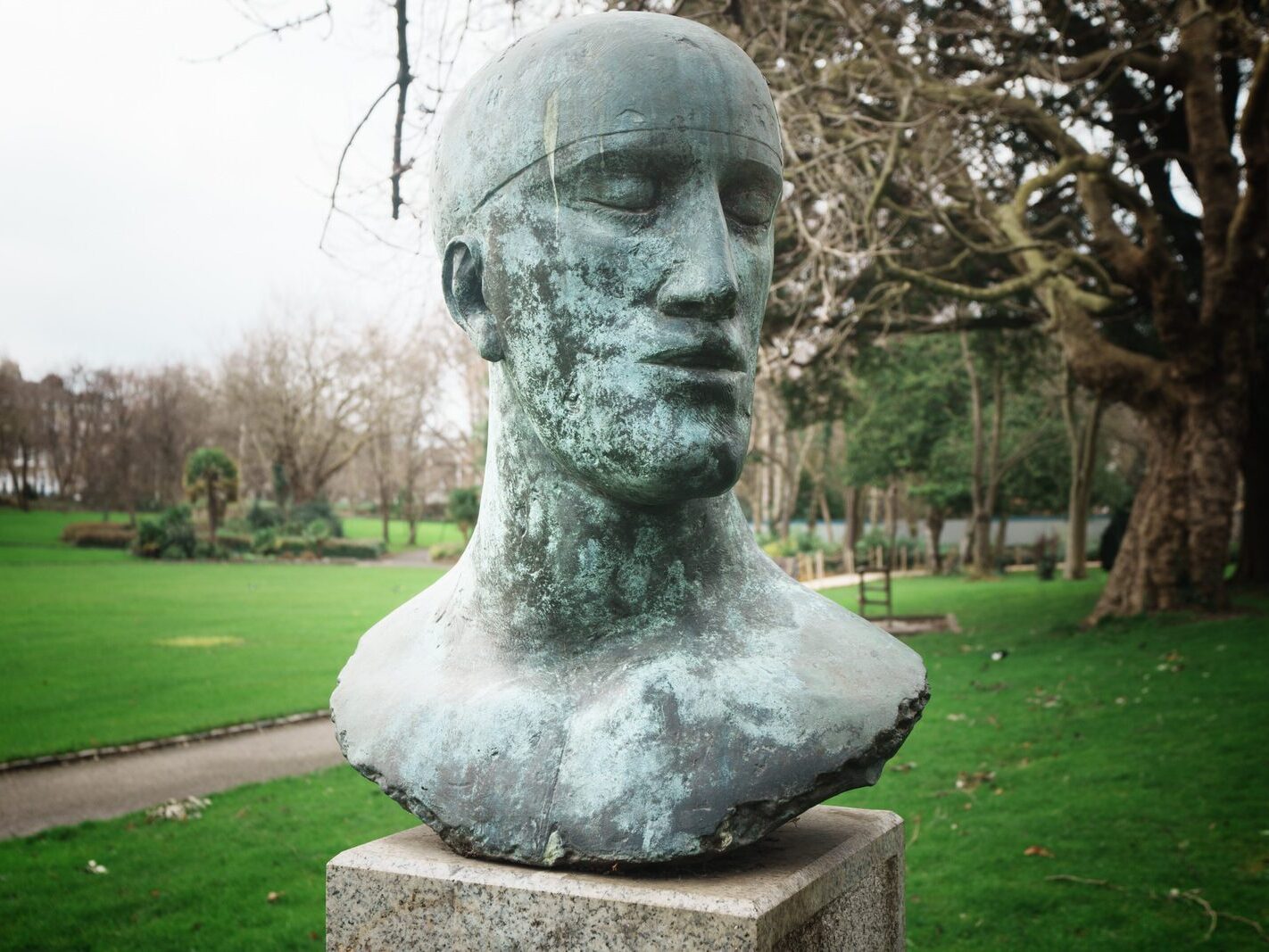 THE TRIBUTE HEAD BY DAME ELISABETH FRINK PHOTOGRAPHED CHRISTMAS DAY 2024 [A TRIBUTE TO NELSON MANDELA]-245743-1