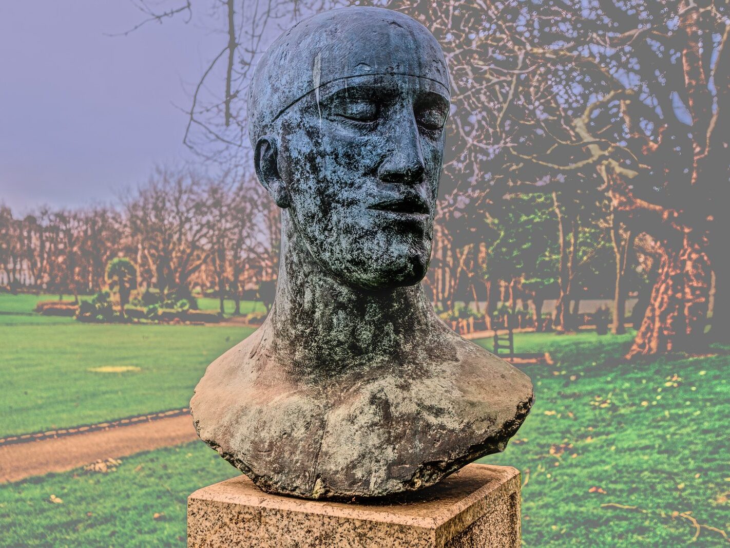 THE TRIBUTE HEAD BY DAME ELISABETH FRINK PHOTOGRAPHED CHRISTMAS DAY 2024 [A TRIBUTE TO NELSON MANDELA]-245744-1