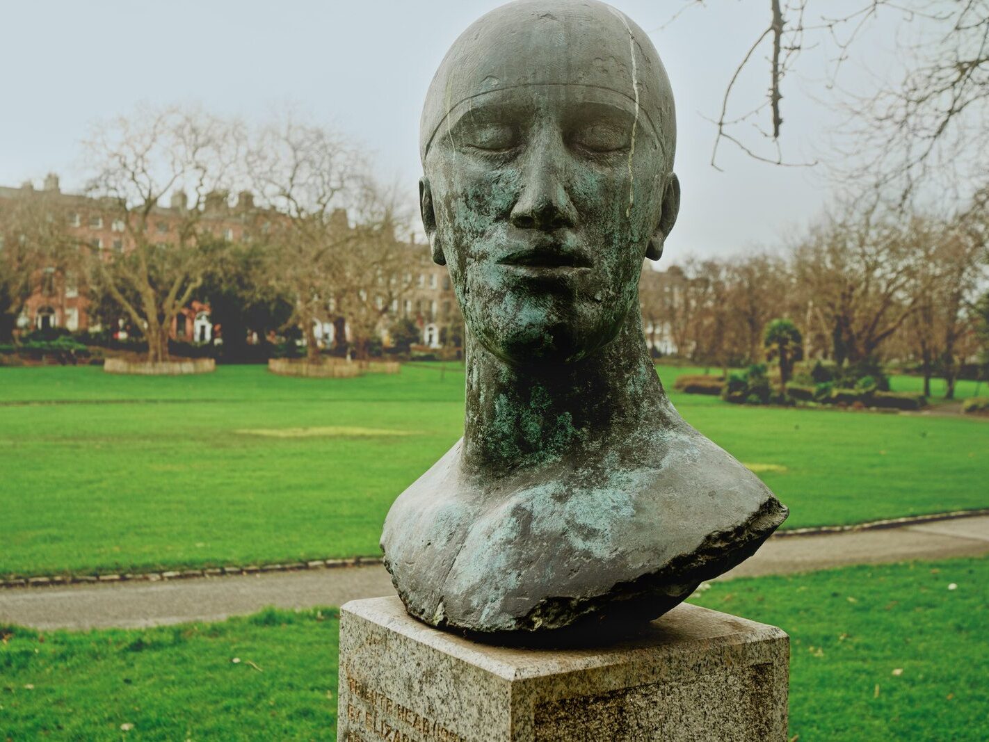 THE TRIBUTE HEAD BY DAME ELISABETH FRINK PHOTOGRAPHED CHRISTMAS DAY 2024 [A TRIBUTE TO NELSON MANDELA]-245745-1