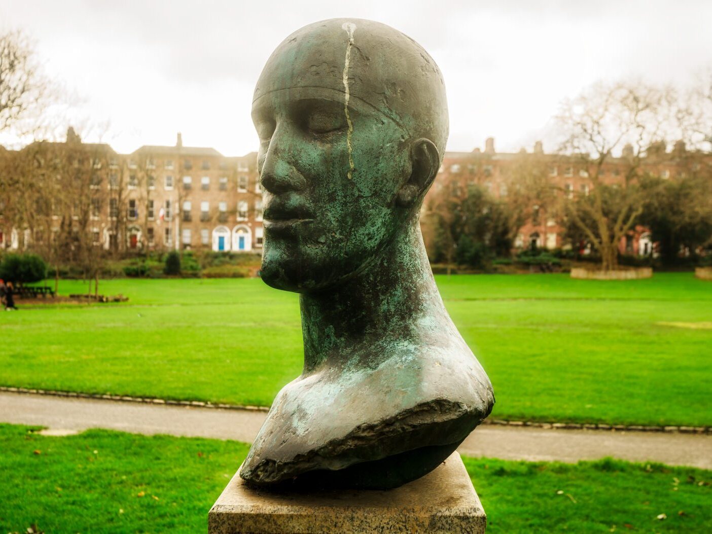 THE TRIBUTE HEAD BY DAME ELISABETH FRINK PHOTOGRAPHED CHRISTMAS DAY 2024 [A TRIBUTE TO NELSON MANDELA]-245746-1