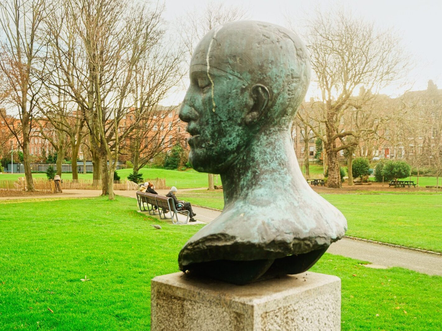 THE TRIBUTE HEAD BY DAME ELISABETH FRINK PHOTOGRAPHED CHRISTMAS DAY 2024 [A TRIBUTE TO NELSON MANDELA]-245747-1