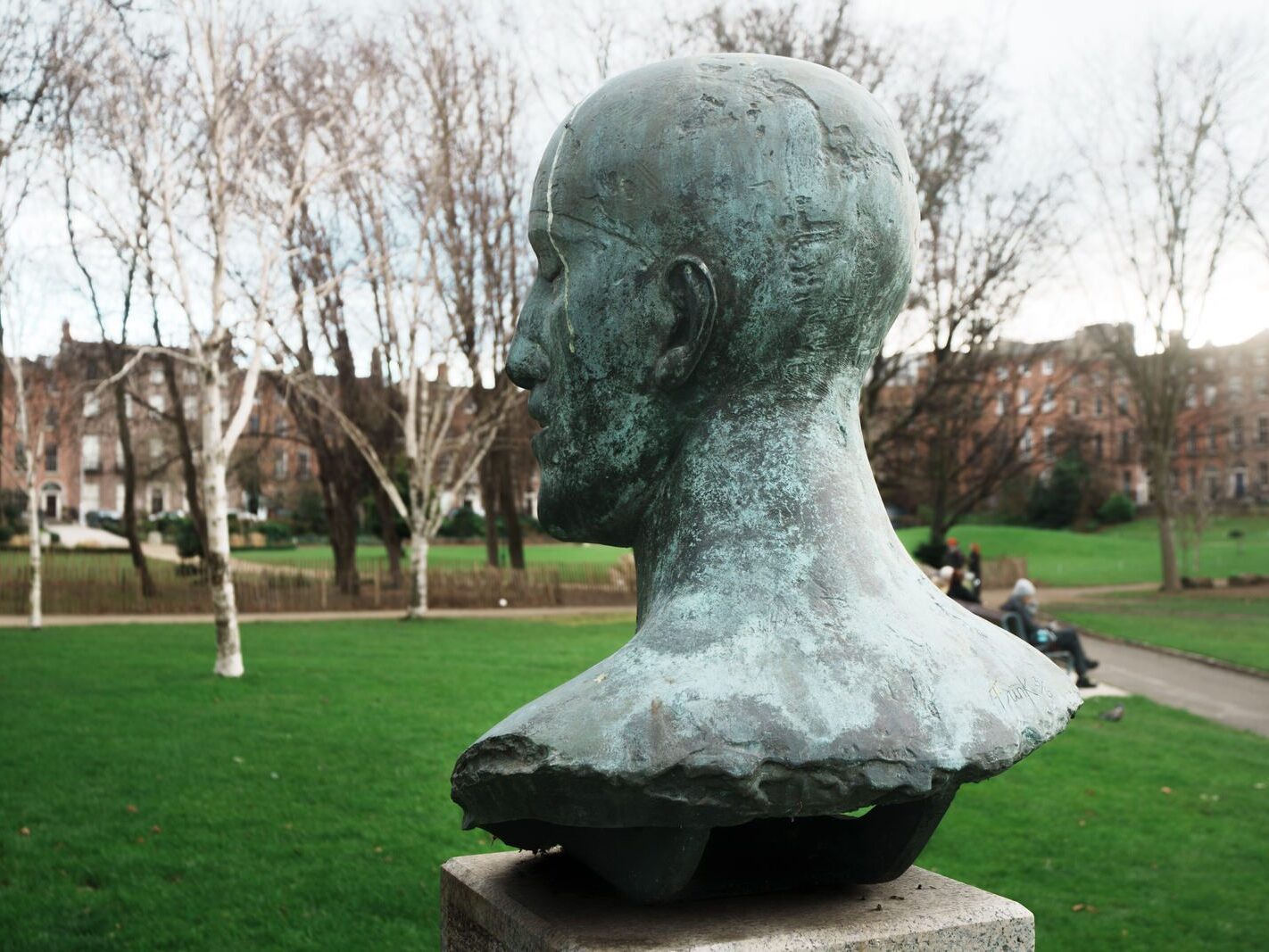 THE TRIBUTE HEAD BY DAME ELISABETH FRINK PHOTOGRAPHED CHRISTMAS DAY 2024 [A TRIBUTE TO NELSON MANDELA]-245748-1