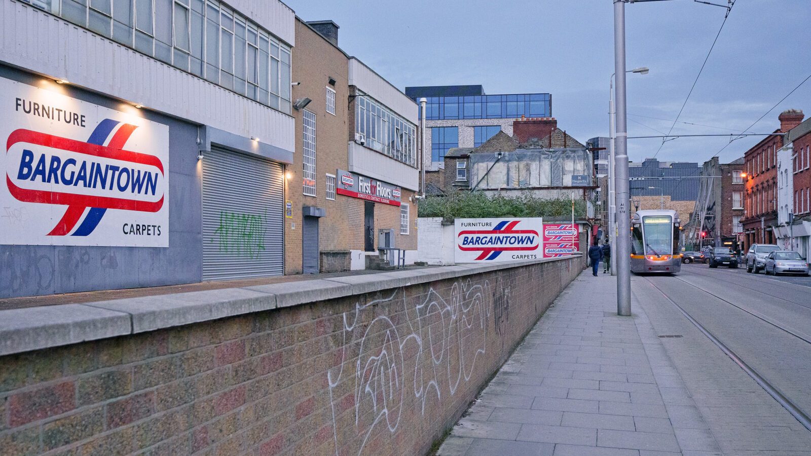 A QUICK VISIT TO BENBURB STREET [IT WAS GETTING DARK AT THE TIME]-226132-1