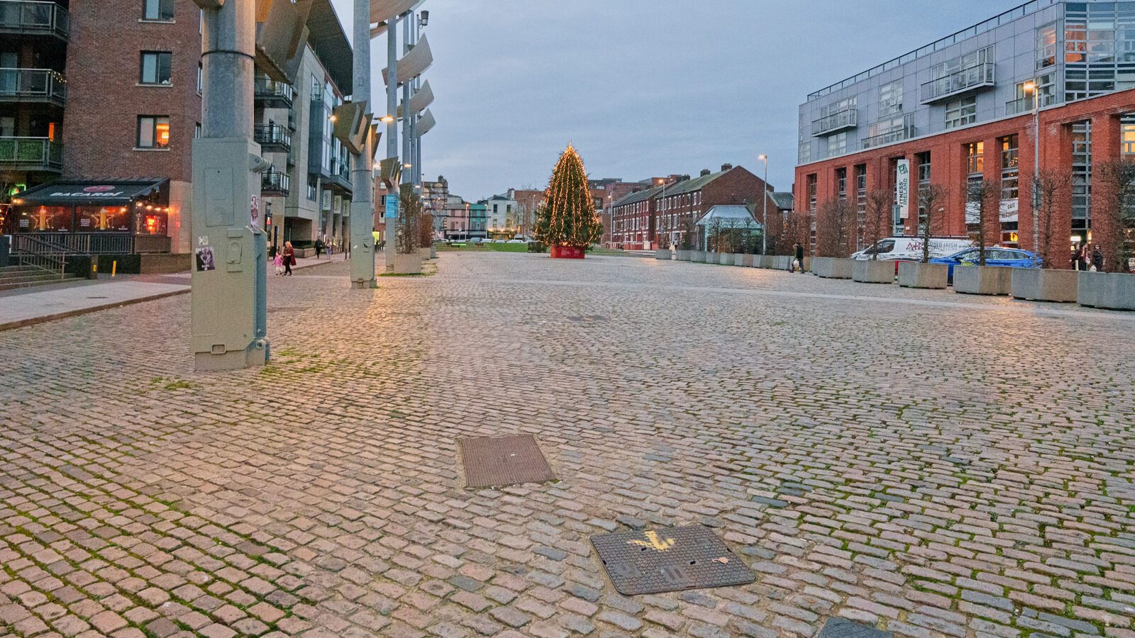 SMITHFIELD AREA PHOTOGRAPHED THE WEEK BEFORE CHRISTMAS 2023 [TESCO EXPRESS OPENED BESIDE THE TRAM STOP THIS TIME LAST YEAR]-226163-1