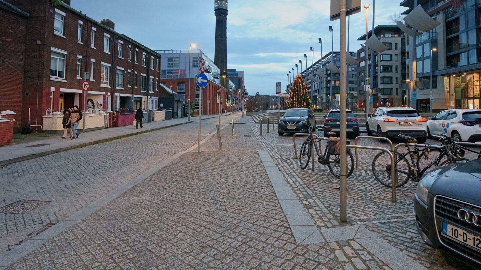 SMITHFIELD AREA PHOTOGRAPHED THE WEEK BEFORE CHRISTMAS 2023 [TESCO EXPRESS OPENED BESIDE THE TRAM STOP THIS TIME LAST YEAR]-226169-1