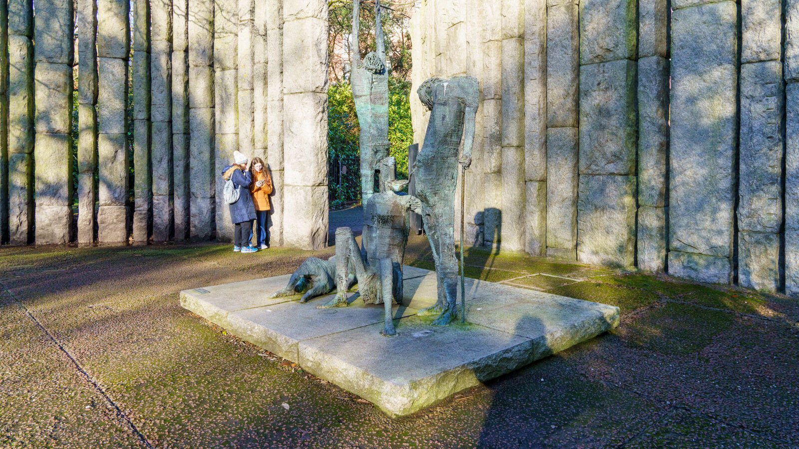 THE FAMINE MEMORIAL BY EDWARD DELANEY [REMEMBERING THOSE WHO ENDURED THE IRISH FAMINES]-227903-1