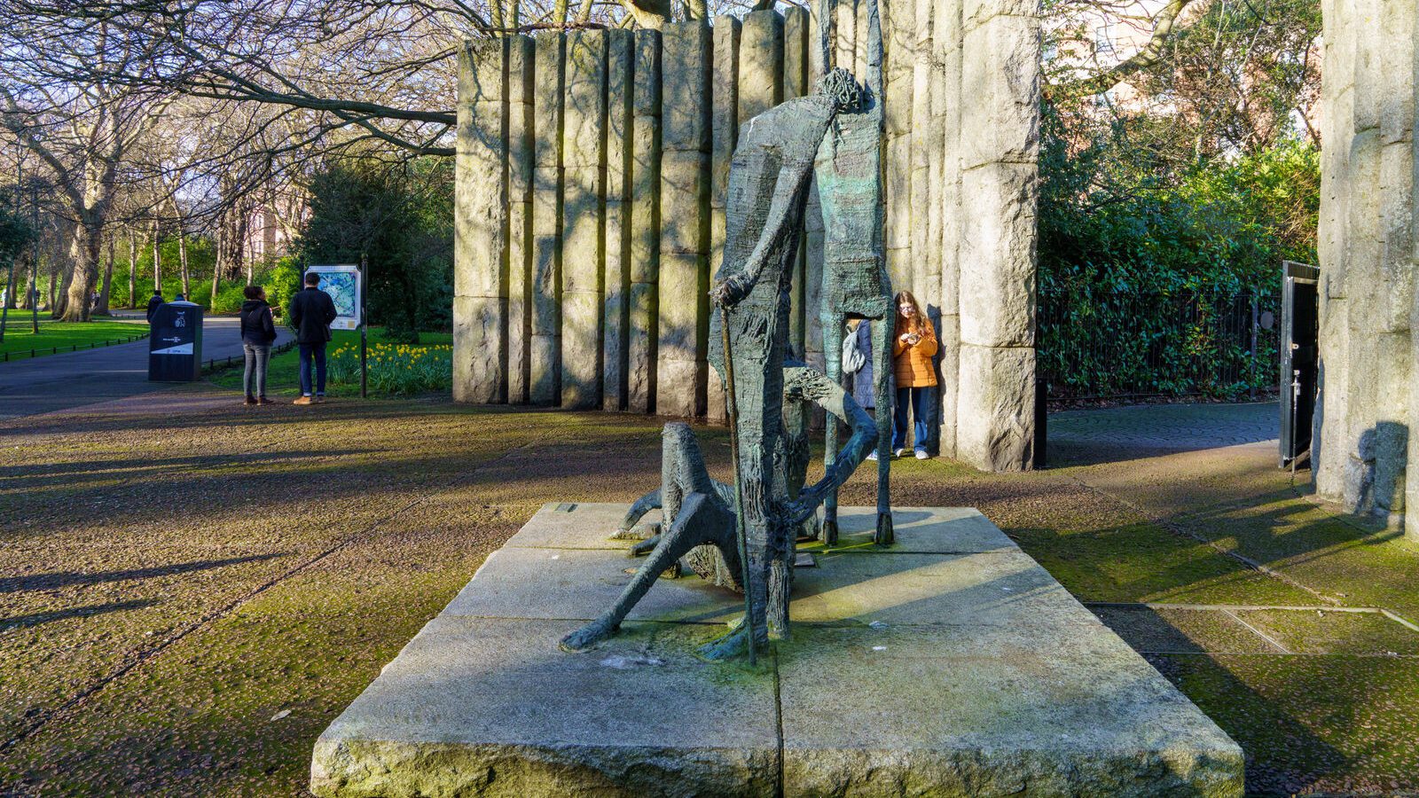 THE FAMINE MEMORIAL BY EDWARD DELANEY [REMEMBERING THOSE WHO ENDURED THE IRISH FAMINES]-227904-1