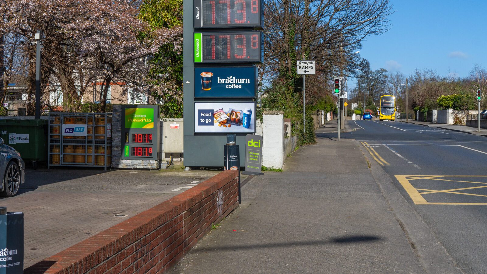 I EXPLORE A SHORT SECTION OF HOWTH ROAD [SUNDAY 24 MARCH]-223316-1