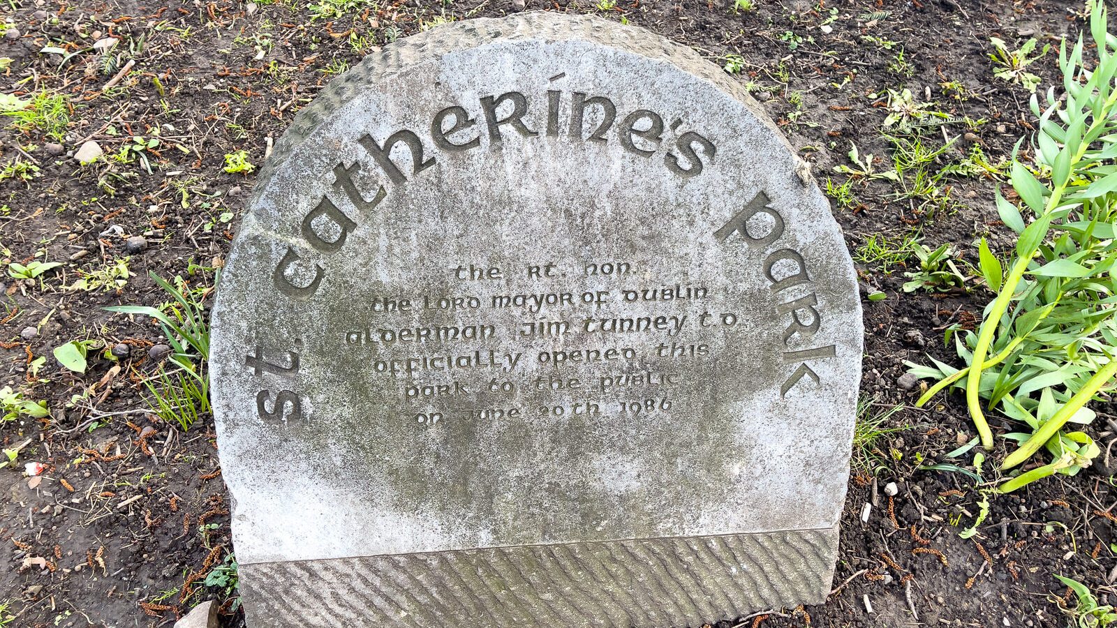 THIS SMALL PUBLIC PARK WAS ONCE A GRAVEYARD [ST CATHERINE'S ON THOMAS STREET 3 MARCH 2024]-229102-1