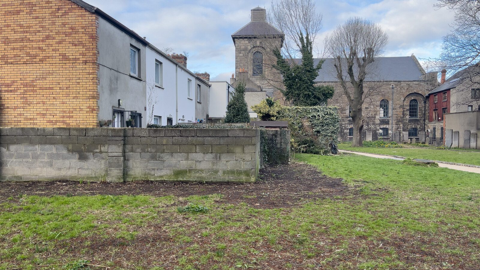 THIS SMALL PUBLIC PARK WAS ONCE A GRAVEYARD [ST CATHERINE'S ON THOMAS STREET 3 MARCH 2024]-229103-1