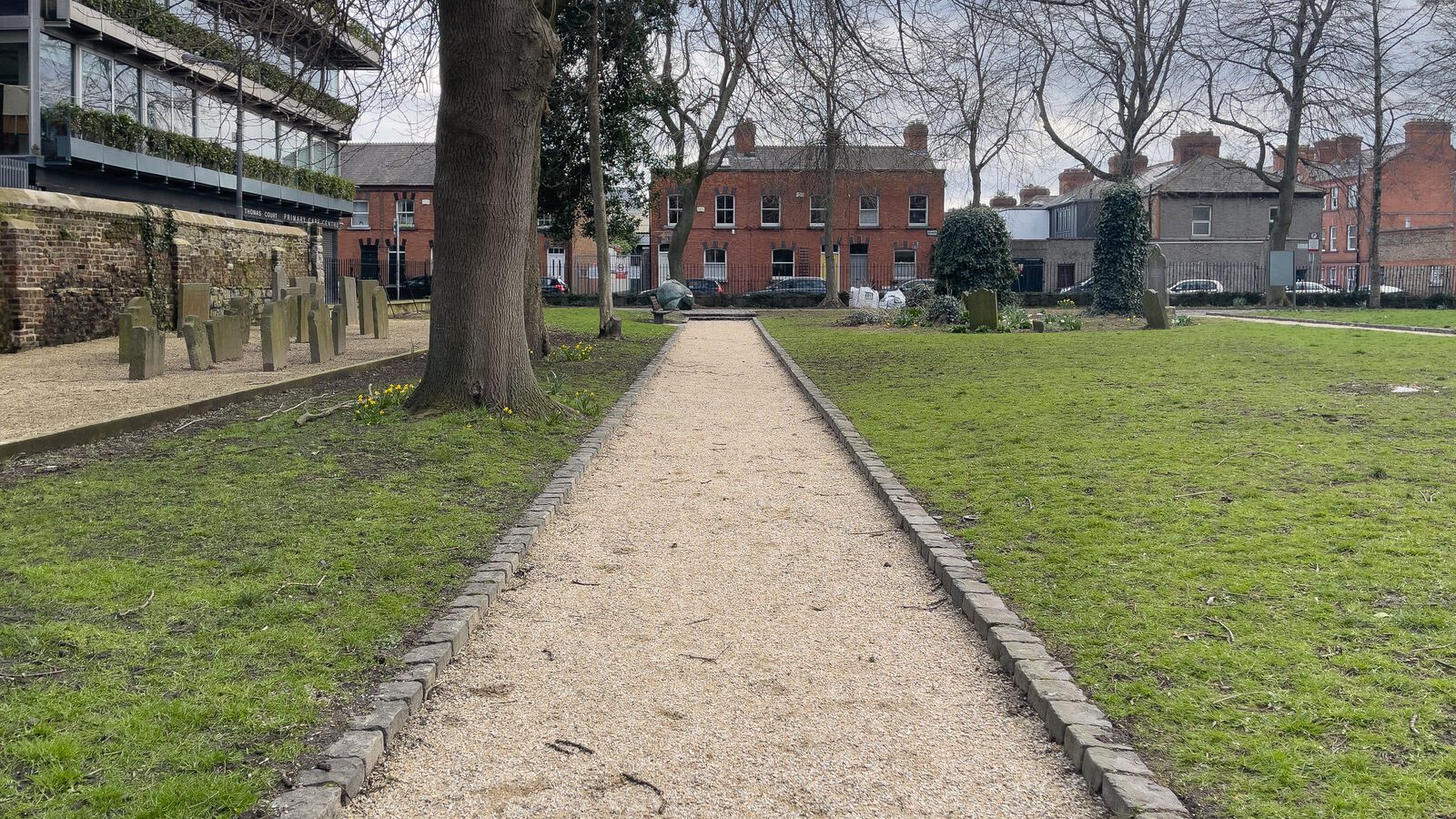 THIS SMALL PUBLIC PARK WAS ONCE A GRAVEYARD [ST CATHERINE'S ON THOMAS STREET 3 MARCH 2024]-229110-1