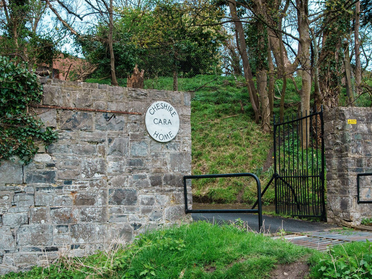 A WALK AROUND THE PERIMETER OF ST MARY'S HOSPITAL [SEEKING THE KNOCKMAREE DOLMEN IN PHOENIX PARK]-231118-1