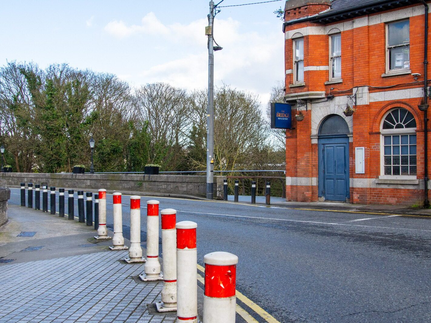 ANNA LIVIA BRIDGE ACROSS THE LIFFEY [CHAPELIZOD VILLAGE ON BOTH SIDES OF THE RIVER]-231238-1