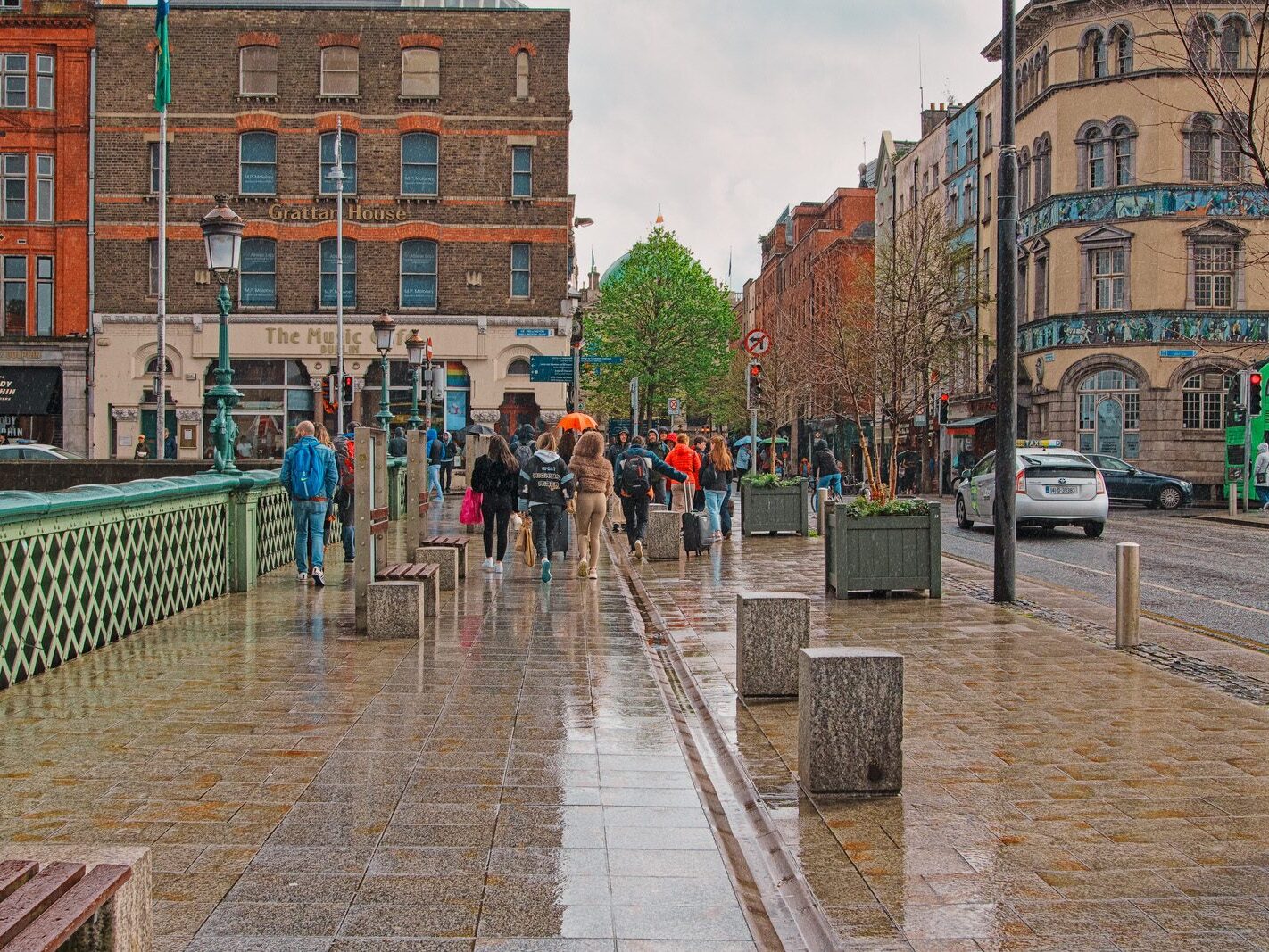 GRATTAN BRIDGE AND NEARBY [ON A REALLY WET DAY IN APRIL 2024]-231250-1