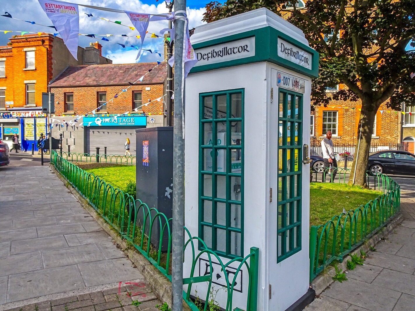 I LIKE THIS IDEA [OLD TELEPHONE KIOSK REPURPOSED AS AN AED] X-236730-1