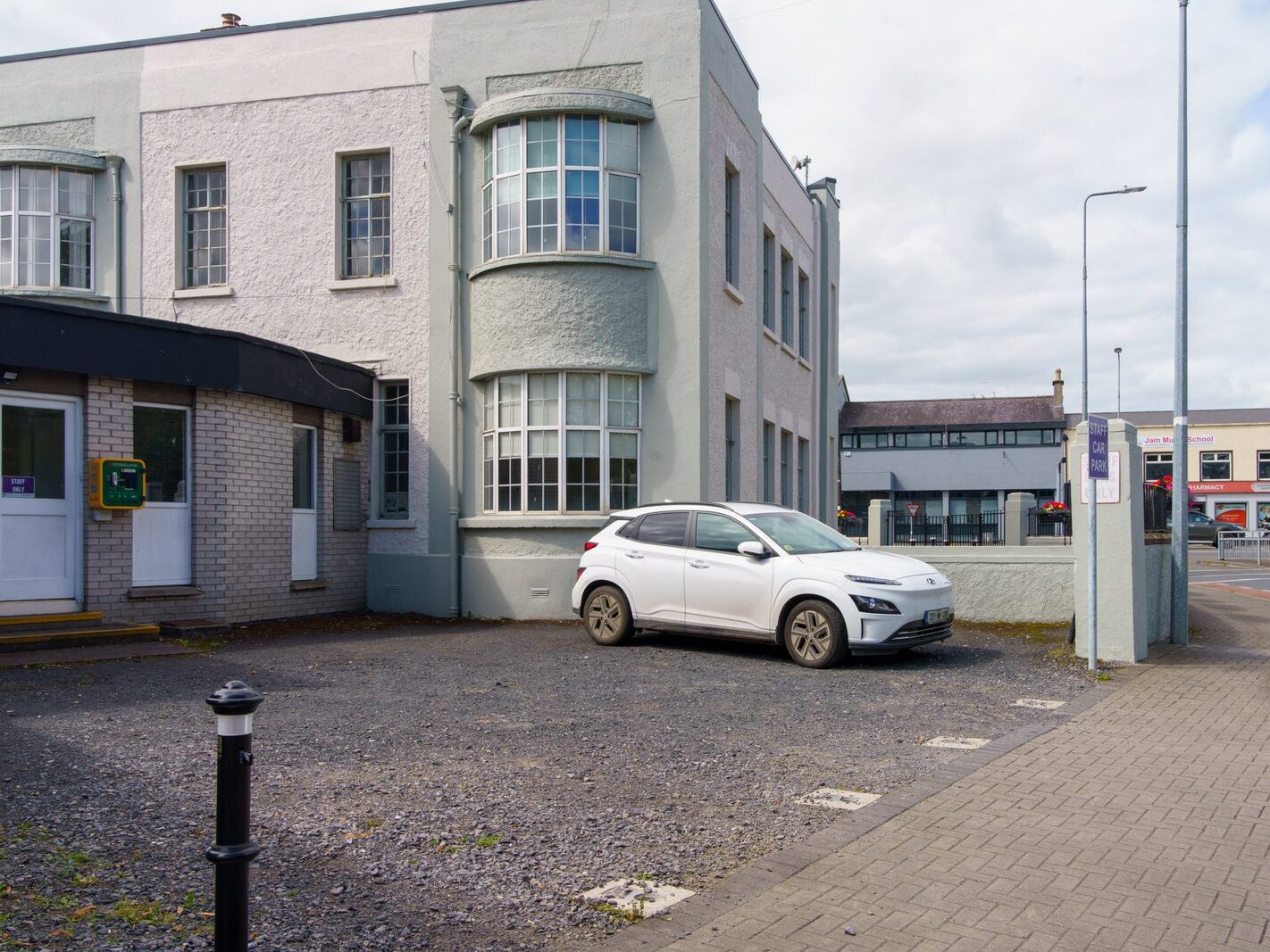 NEWBRIDGE PUBLIC LIBRARY [PHOTOGRAPHED CHRISTMAS 2012 AND 14 AUGUST 2024]-238816-1