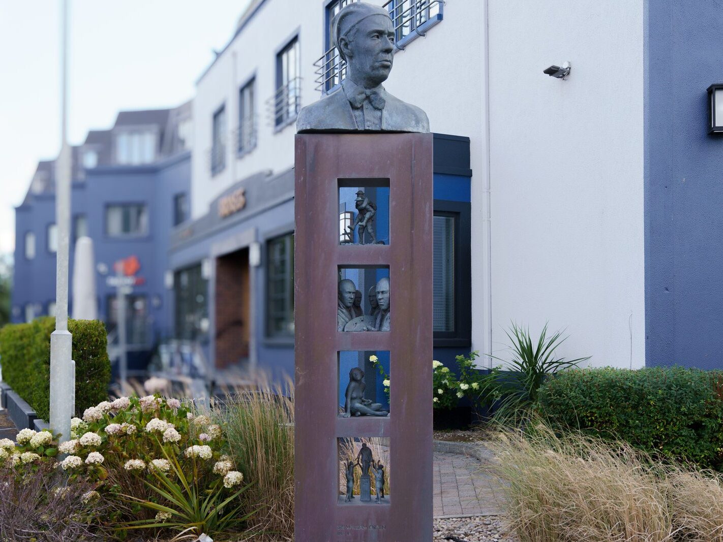 ORPEN SCULPTURE AT THE TALBOT HOTEL IN STILLORGAN [PHOTOGRAPHED 20 AUGUST 2024]-239079-1