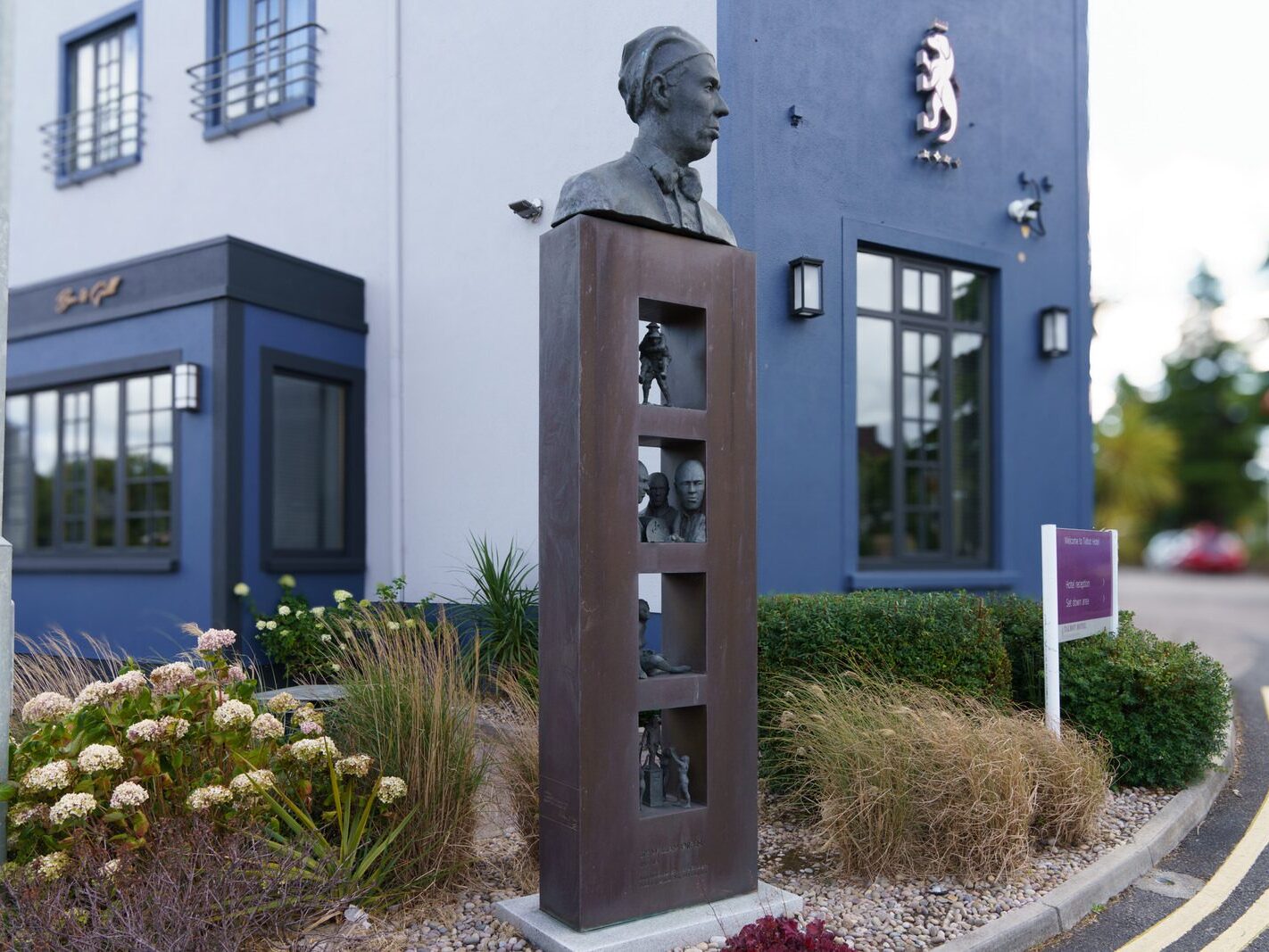 ORPEN SCULPTURE AT THE TALBOT HOTEL IN STILLORGAN [PHOTOGRAPHED 20 AUGUST 2024]-239080-1