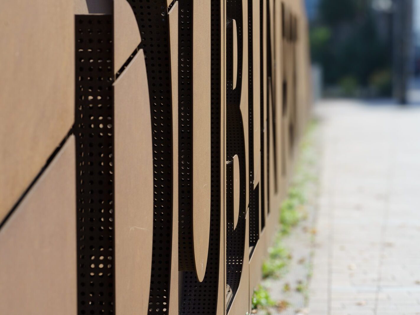 THE CORTEN STEEL SIGN LOOKS LIKE A SHIP PLUS REFURBISHED CRANE [DUBLIN PORT 2024]-239603-1