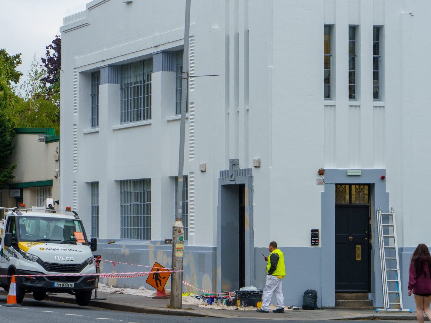 MEN AT WORK REPAINTING THE KODAK BUILDING [21 SEPTEMBER 2024]-240992-1