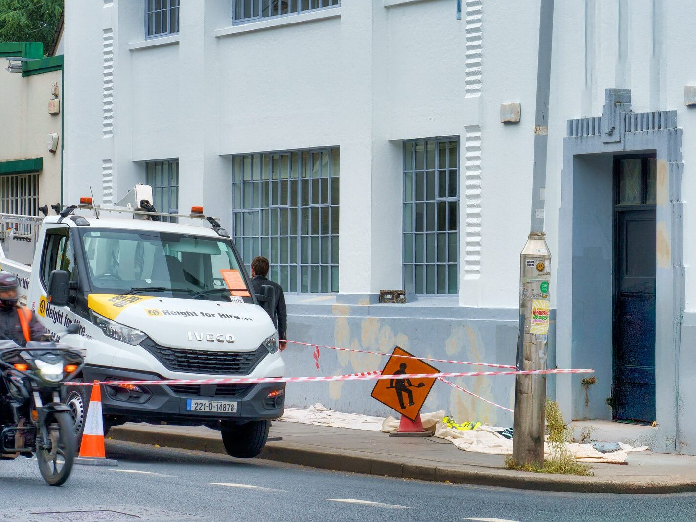 MEN AT WORK REPAINTING THE KODAK BUILDING [21 SEPTEMBER 2024]-240996-1