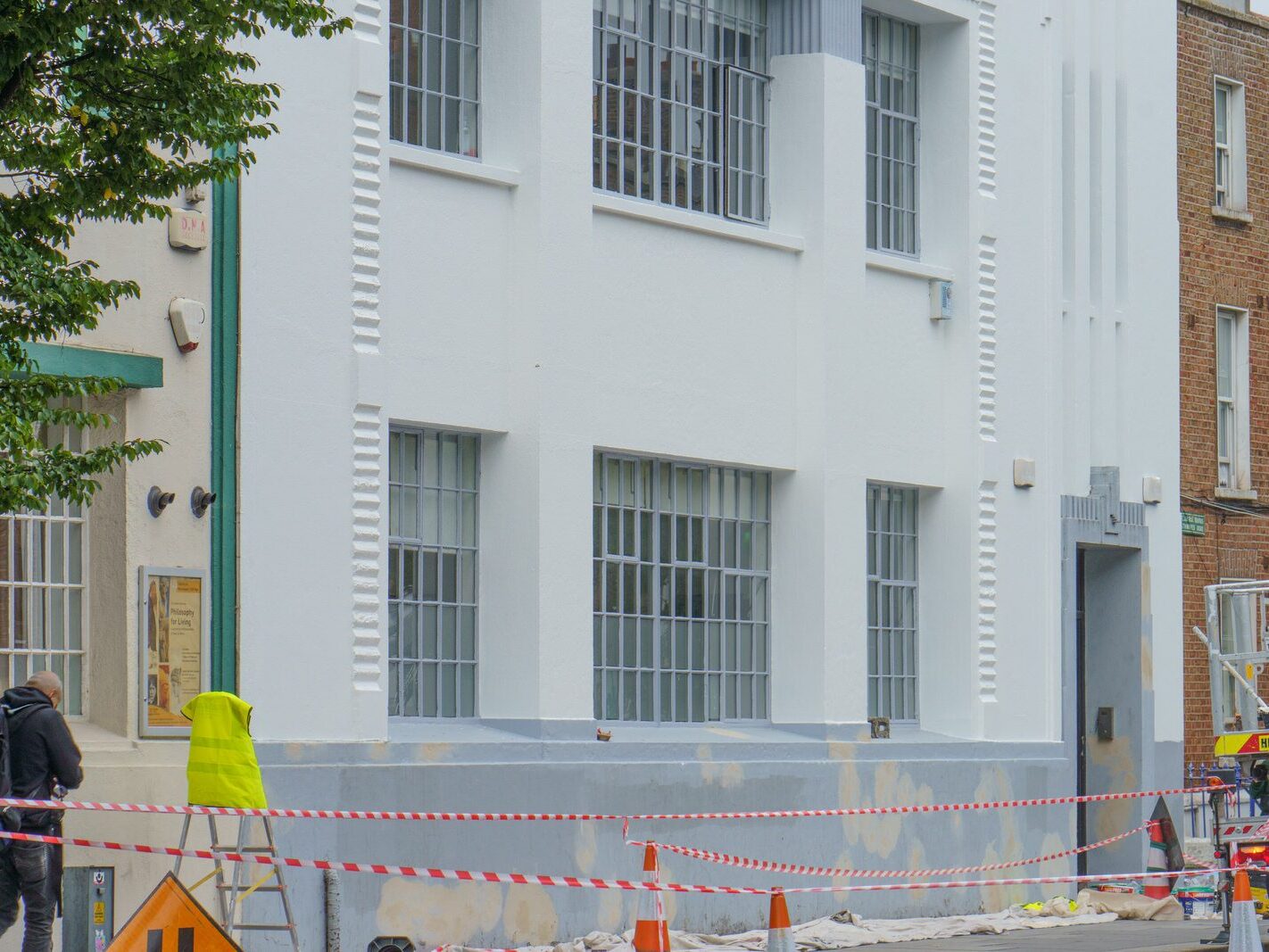 MEN AT WORK REPAINTING THE KODAK BUILDING [21 SEPTEMBER 2024]-241000-1