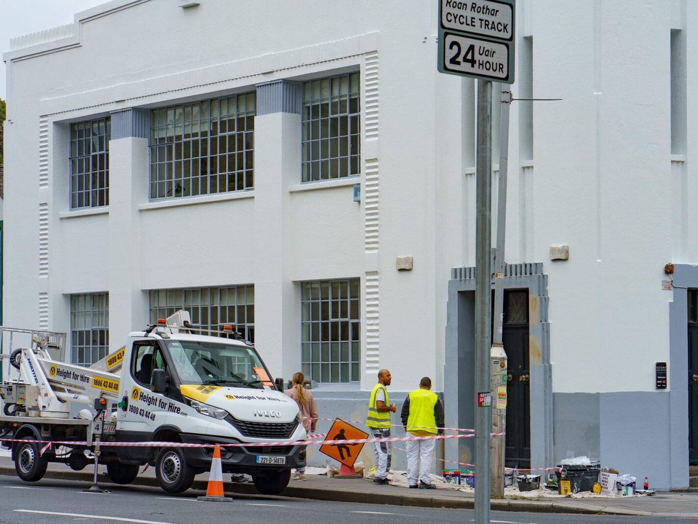 MEN AT WORK REPAINTING THE KODAK BUILDING [21 SEPTEMBER 2024]-241008-1