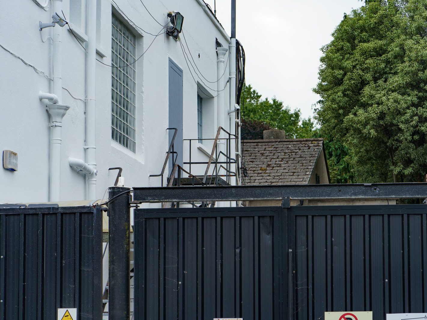 MEN AT WORK REPAINTING THE KODAK BUILDING [21 SEPTEMBER 2024]-241012-1