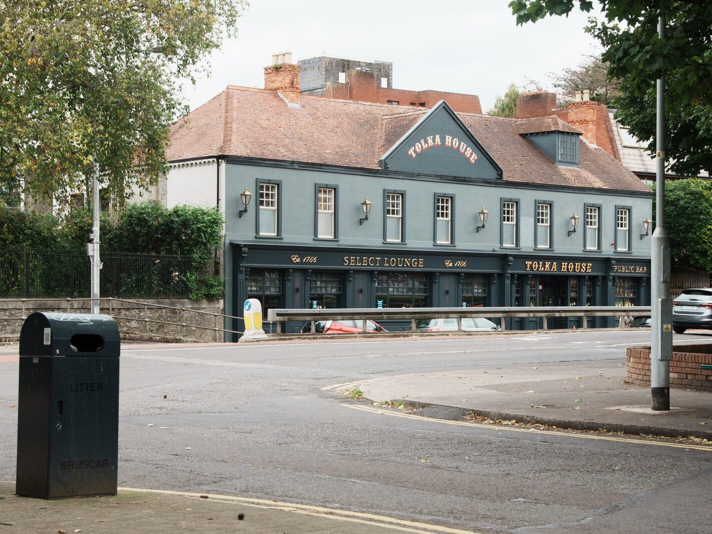 TOLKA HOUSE PUB [GLASNEVIN HILL IN DUBLIN]-242351-1